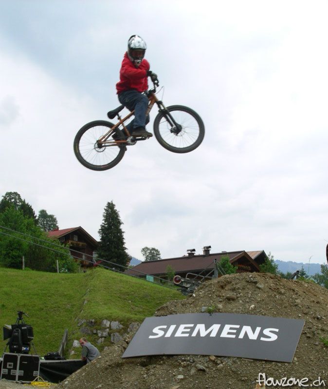 flying high
Enorm hoher H�pfer beim zweitletzten Sprung.
 - Slopestyle 05