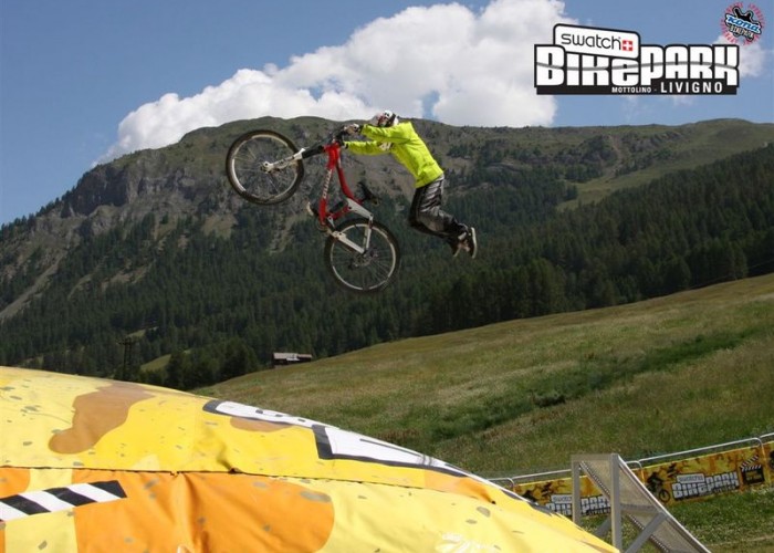 SwatchShootMyRideMottolinoLivignoBagJump2.jpg