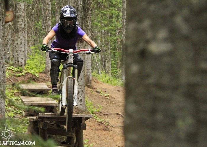 mtb girl jump downhill frau lady