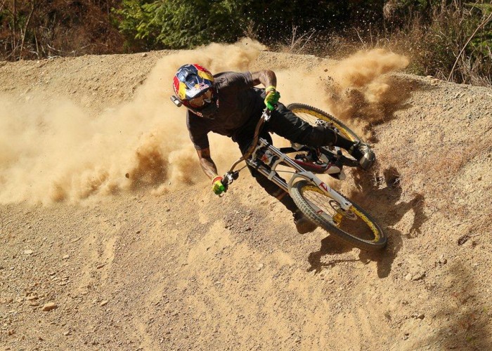 Andreu Lacondeguy Anlieger Berm Staub MTB Freeride Downhill
